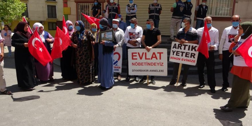 Evlat nöbetine katılan anne Türk Bayrağını görünce sarılarak öptü