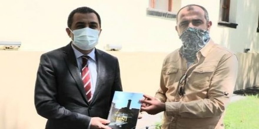 Dr. Muhammet Arslan, "Anadolu’da İlk Selçuklu Mimarisi: Ani" kitabını Vali Öksüz'e takdim etti