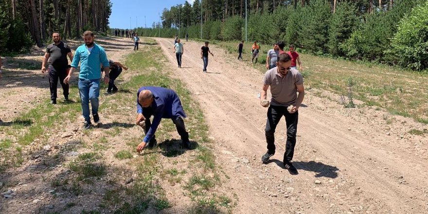 Sarıkamış’ta vatandaşlar kayak merkezinin taşlarını temizledi