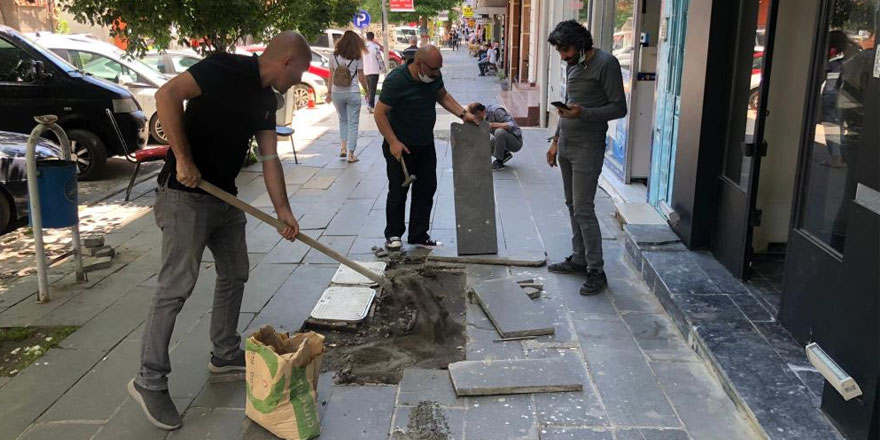 Duyarlı esnaf iş yerlerinin önündeki bozuk kaldırımları yaptı