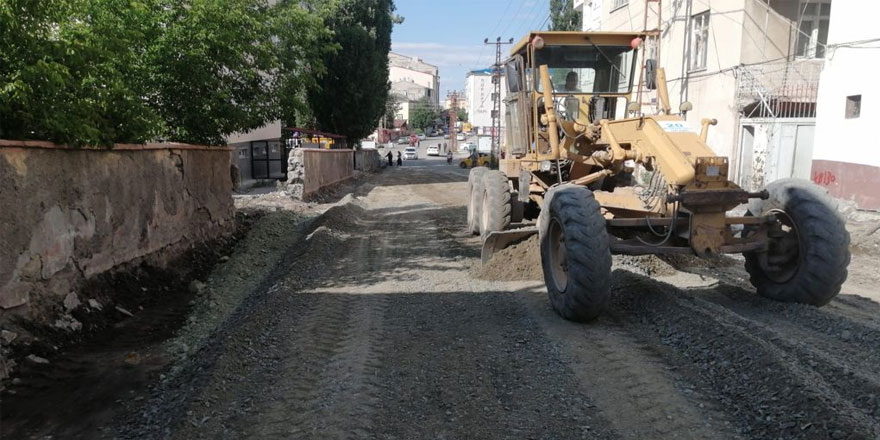 Kars’ta yol yapım çalışmaları devam ediyor