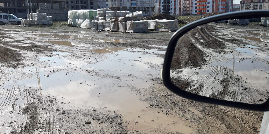 Kars’ta vatandaşlar çamurda kaldı!