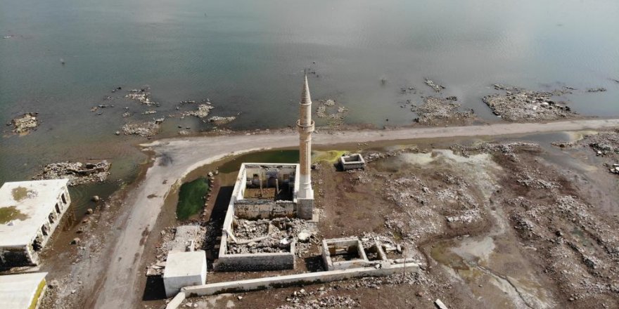 Baraj suları çekildi, cami ve okul ortaya çıktı