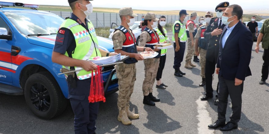 Jandarma mensupları ile seyahat eden yolcuların bayramları kutlandı