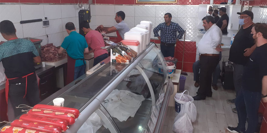 Kars’ta kasapların “kıyma” mesaisi!
