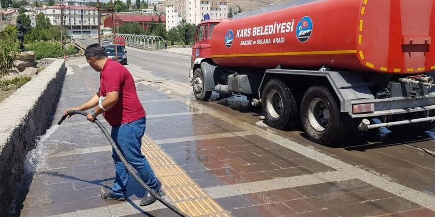 Kars’ta kaldırımlar tazyikli suyla yıkanıyor