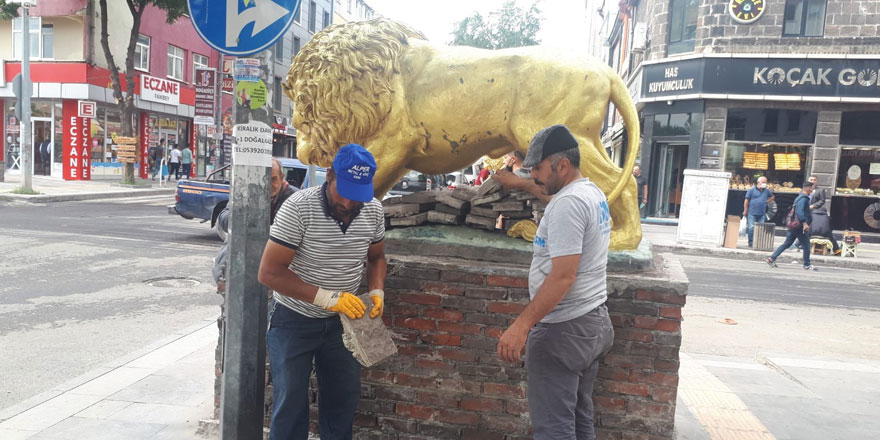 Aslan heykelleri kurtarılıyor