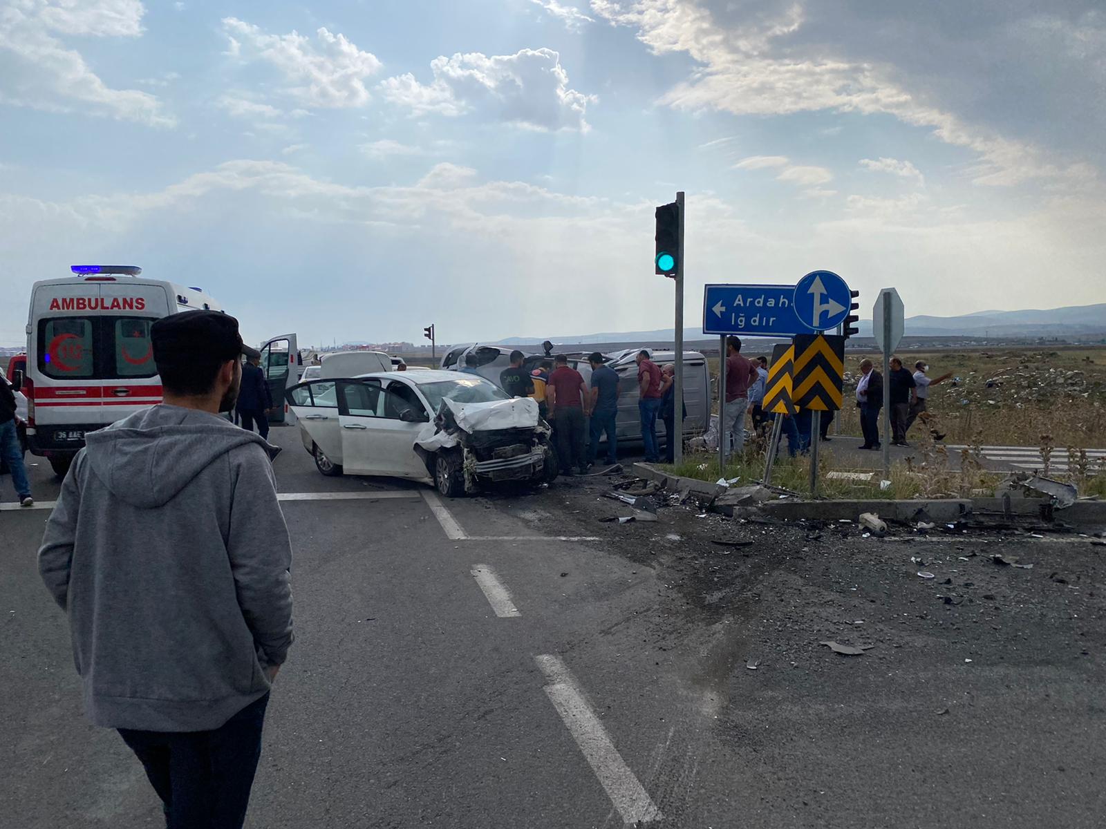 Kars’ta otomobille minibüs çarpıştı: 3 yaralı