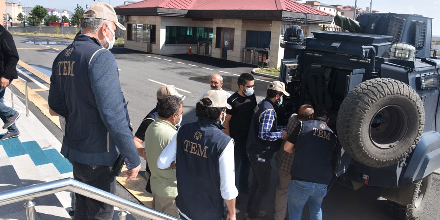 Kars’ta PKK/KCK operasyonunda göz altına alınan şahıslar adliyeye sevk edildi