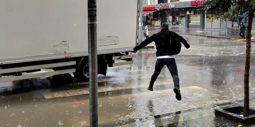 Kars'ta sağanak ve dolu!