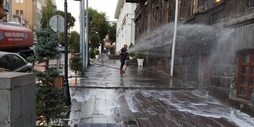 Kars’ta kaldırımlar yıkanıyor