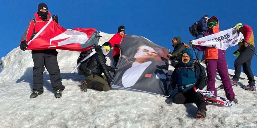 Ağrı Dağında bir ilk; büyük Atatürk posteri açıldı