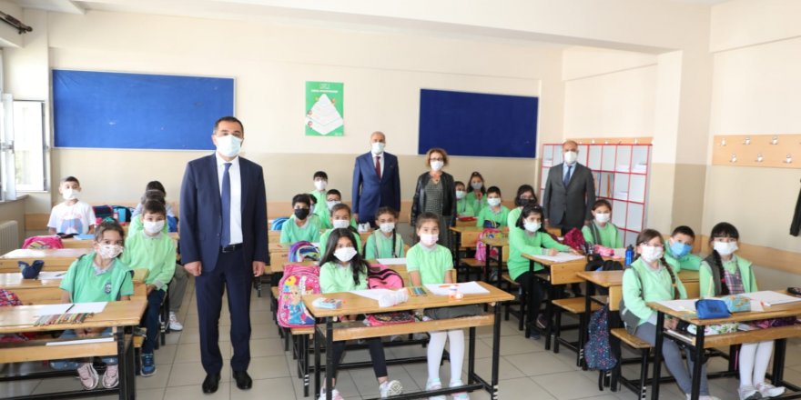Vali Türker Öksüz, Atatürk İlkokulu'nu ziyaret etti