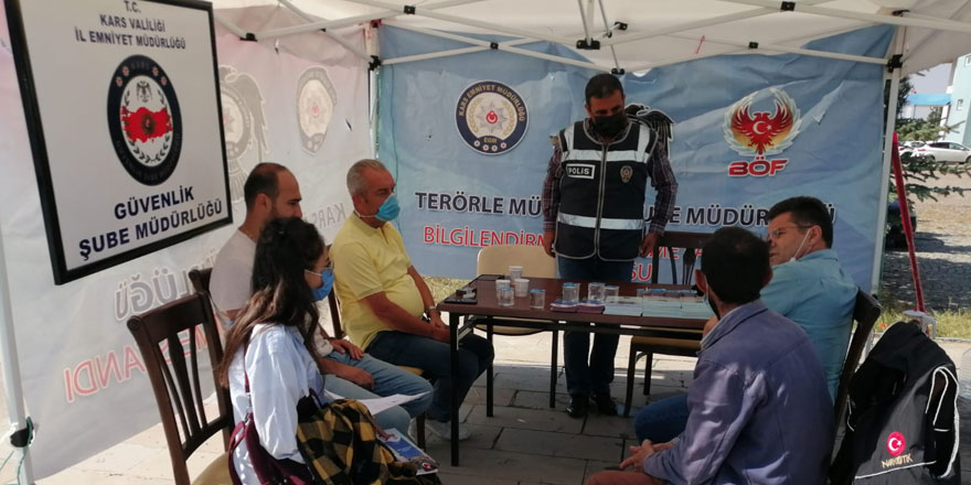 Kars’ta polis öğrencileri bilgilendiriyor