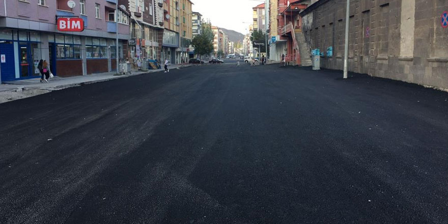 Kars’ta caddeler sıcak asfalt oldu