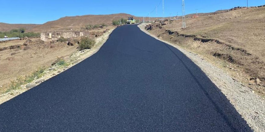 Kars’ta köy yolları sıcak asfalt oluyor
