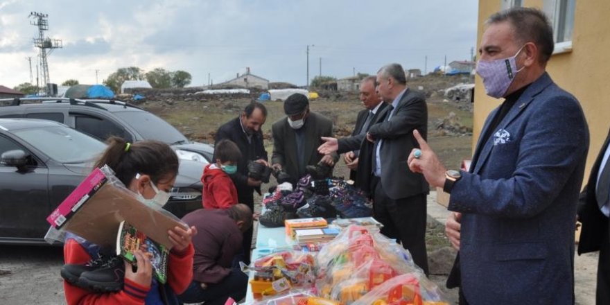 Muhsin abiden Karslı çocuklara oyuncak