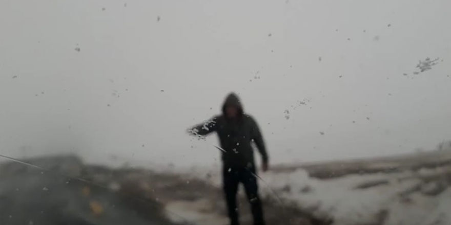 Kars’ta kar yağışı görüş mesafesini düşürdü