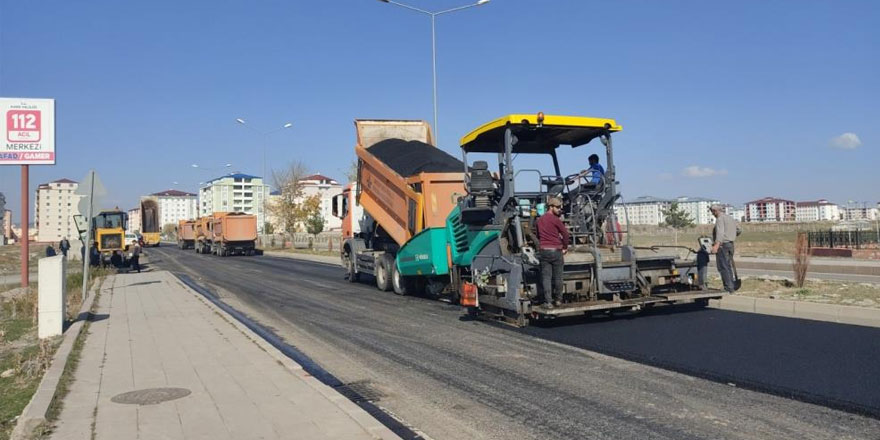 Kars’ta sıcak asfalt yol çalışmaları devam ediyor