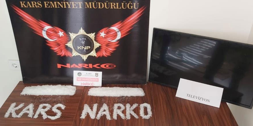 Kars’ta televizyona uyuşturucu gizleyen şahıslar yakayı ele verdi