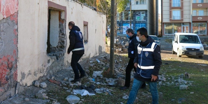 Kars’ta okul çevresi didik didik arandı