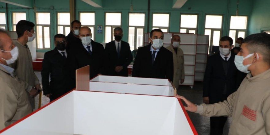 Meslek Liseli gençler okullar için üretiyor