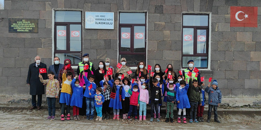 Kars’ta Mehmetçik, 2300 rakımdaki köy öğretmenlerini unutmadı