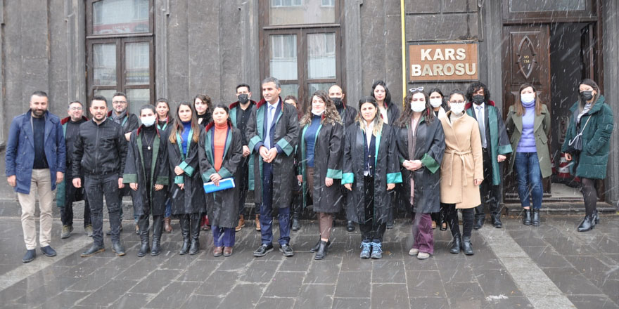 Kars’ta avukatlar kadına şiddet için toplandı