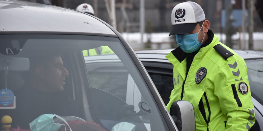 Kars’ta erken yağan kar polis ekiplerini harekete geçirdi