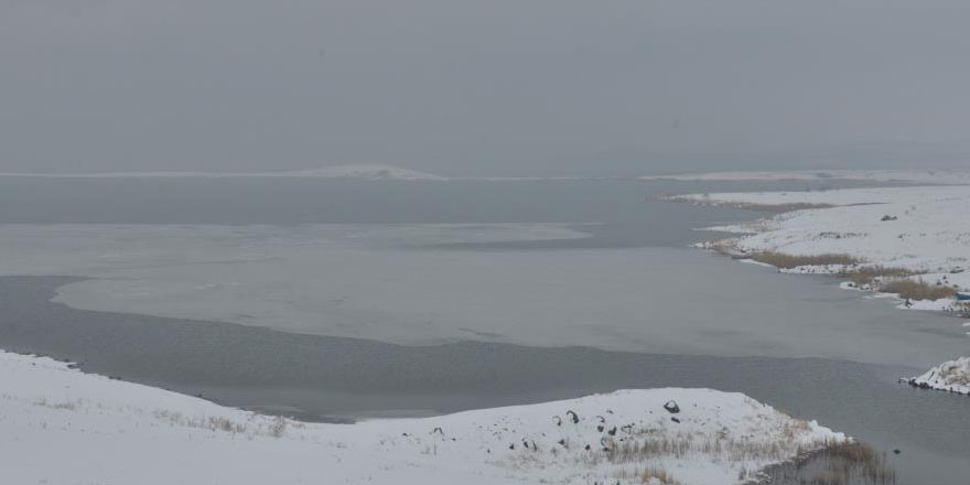 Kars’ta Çıldır Gölü kısmen dondu