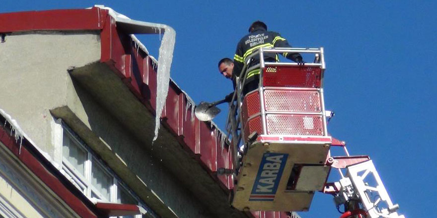 Kars'ta itfaiye ekipleri buz sarkıtlarını temizledi