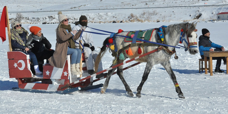 Kars’ta buz üzerinde atlı kızak keyfi sürüyor