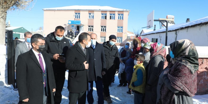 Vali Türker Öksüz, öğrenci velilerine tavsiyelerde bulundu