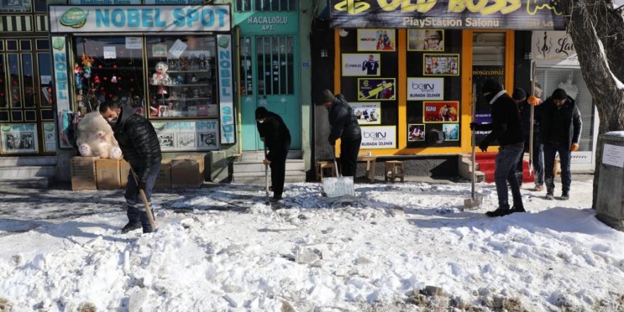  Kars’ta kaldırımların kar ve buzu temizleniyor