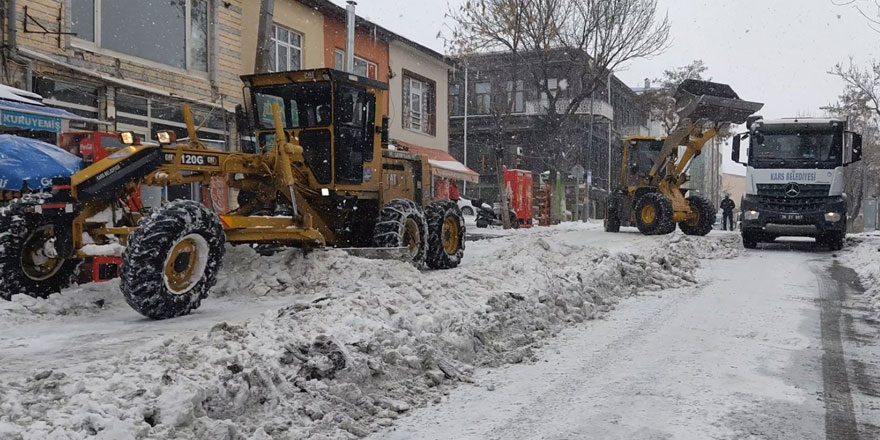 Belediye'nin karla mücadele çalışmaları devam ediyor
