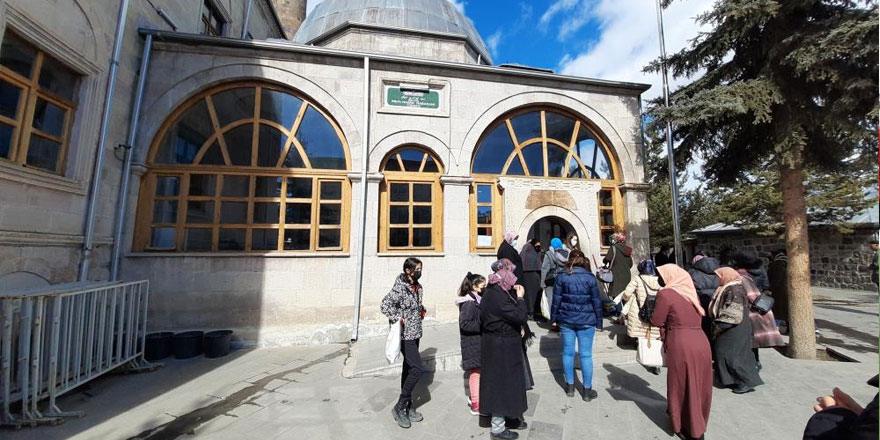 Kars’ta Ramazan öncesi Harakani Türbesi doldu taştı