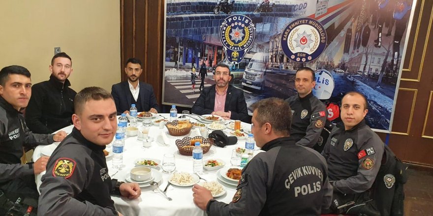 Ak Parti Kars İl Başkanı Adem Çalkın iftarını polislerle açtı