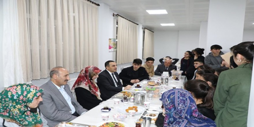 Vali Türker Öksüz, yurtta kalan öğrencilerle iftar yaptı