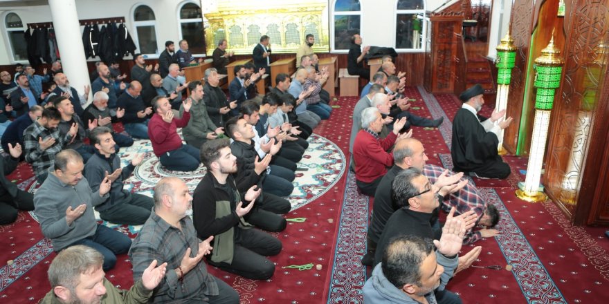 Sahibu-z Zaman Kamer Camii'nde Kadir Gecesi ihya edildi