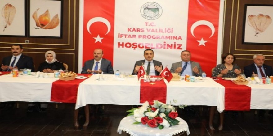 Vali Türker Öksüz, iftarda Muhtarlar ile bir araya geldi