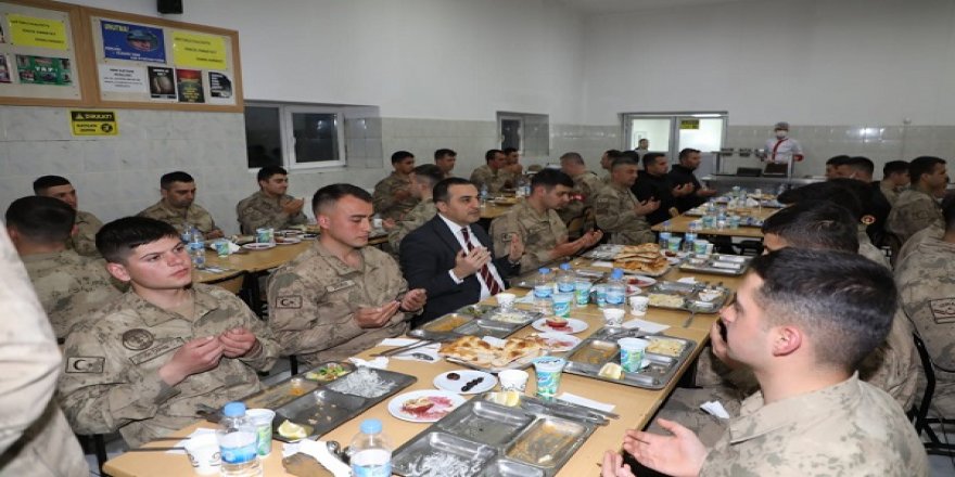 Vali Türker Öksüz, Jandarma personeli ile iftar yaptı