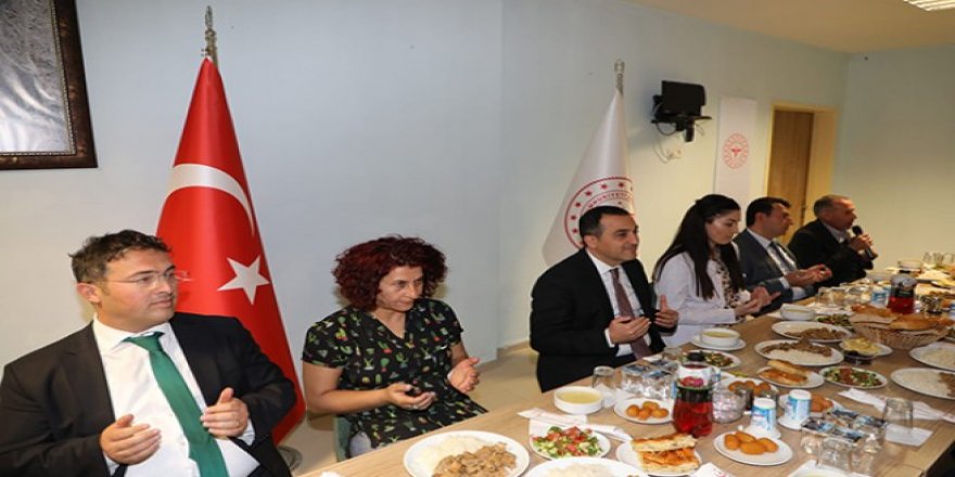 Vali Türker Öksüz, Sağlık çalışanlarıyla iftar yaptı