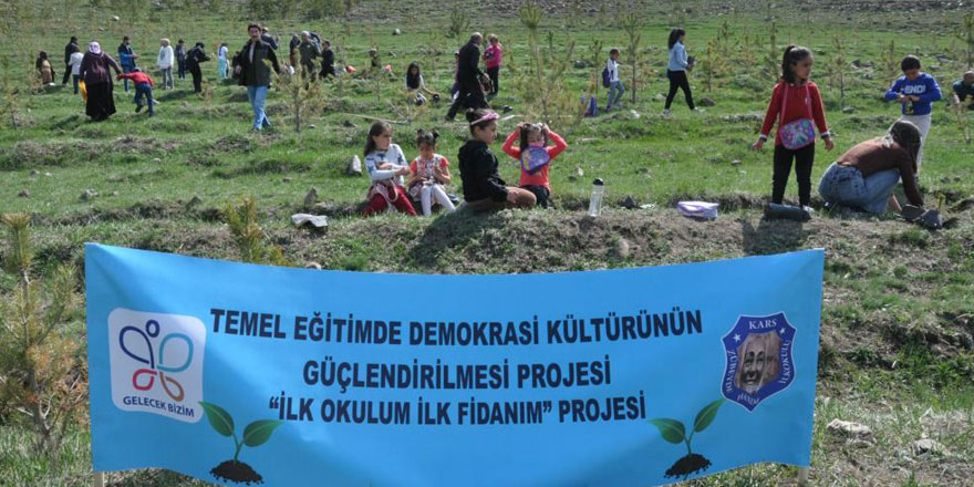 Kars’ta öğrenciler fidan dikti