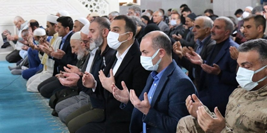 Vali Türker Öksüz, cami çıkışında vatandaşlar ile bayramlaştı