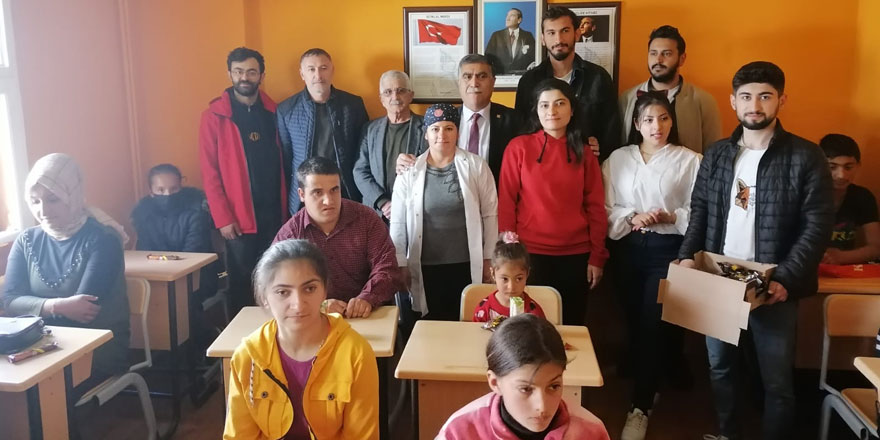 CHP Kars Gençlik Kolları, özel çocukları ziyarete gitti