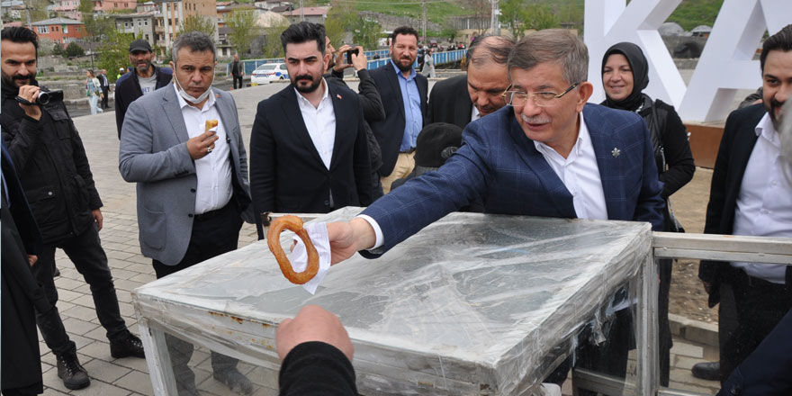 Davutoğlu, Kars’ta esnafı ziyaret etti