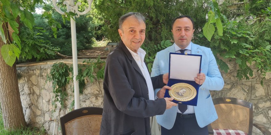 Merhum Feyzi Aküzüm'e Verilen Mehmed Emin Resulzade Ödülü'nü İlhan Aküzüm teslim aldı
