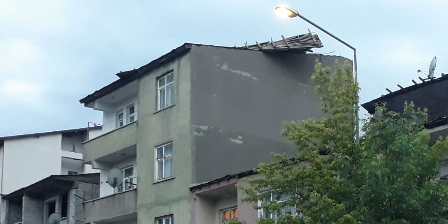 Kars’ta 4 katlı binanın çatısı uçtu!