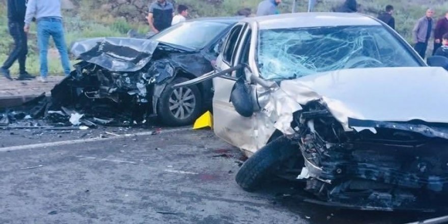 Paşaçayırı’nda iki otomobil çarpıştı: 3 yaralı