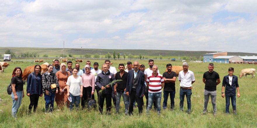 Kars Tarım ve Orman İl Müdürü İbrahim Altıntaş, Kursiyerlerle Serhat Çiftliği’nde...